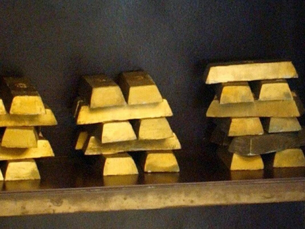 Oro ai massimi e Stellantis in ripresa, ma i mercati guardano anche allo shutdown Usa. L’analisi