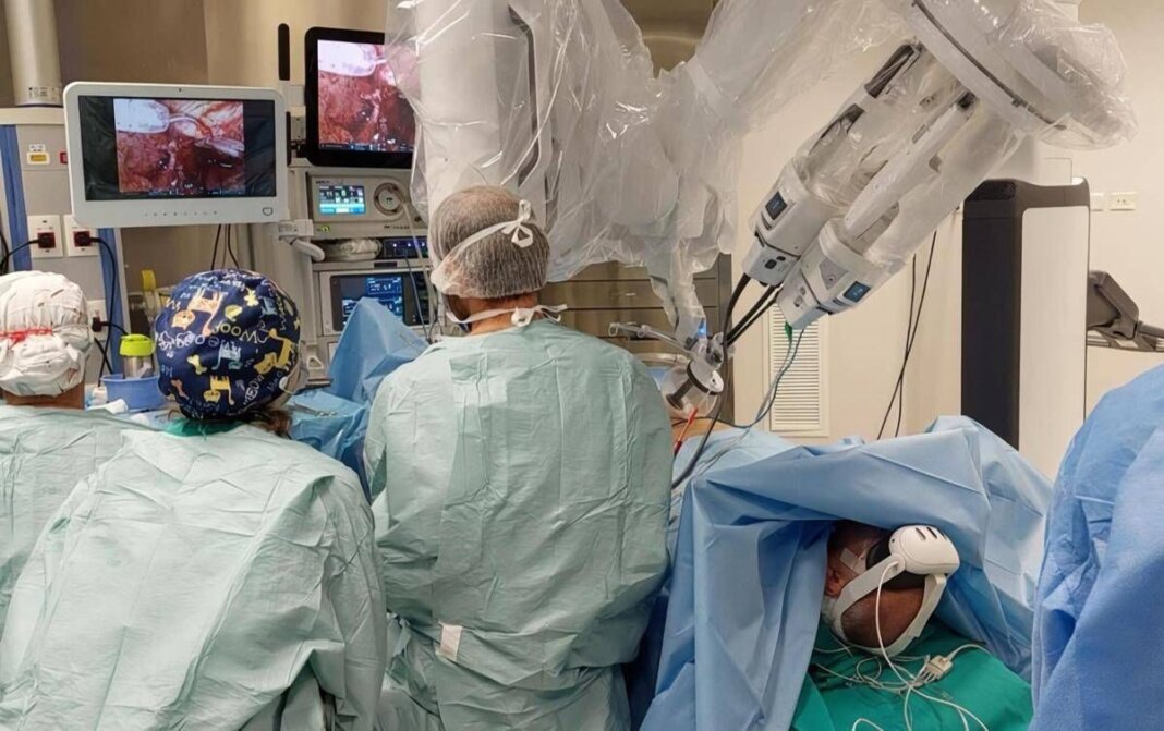 Torino, rimosso cancro prostata con robot e incisione di soli 3,5 cm sul paziente sveglio